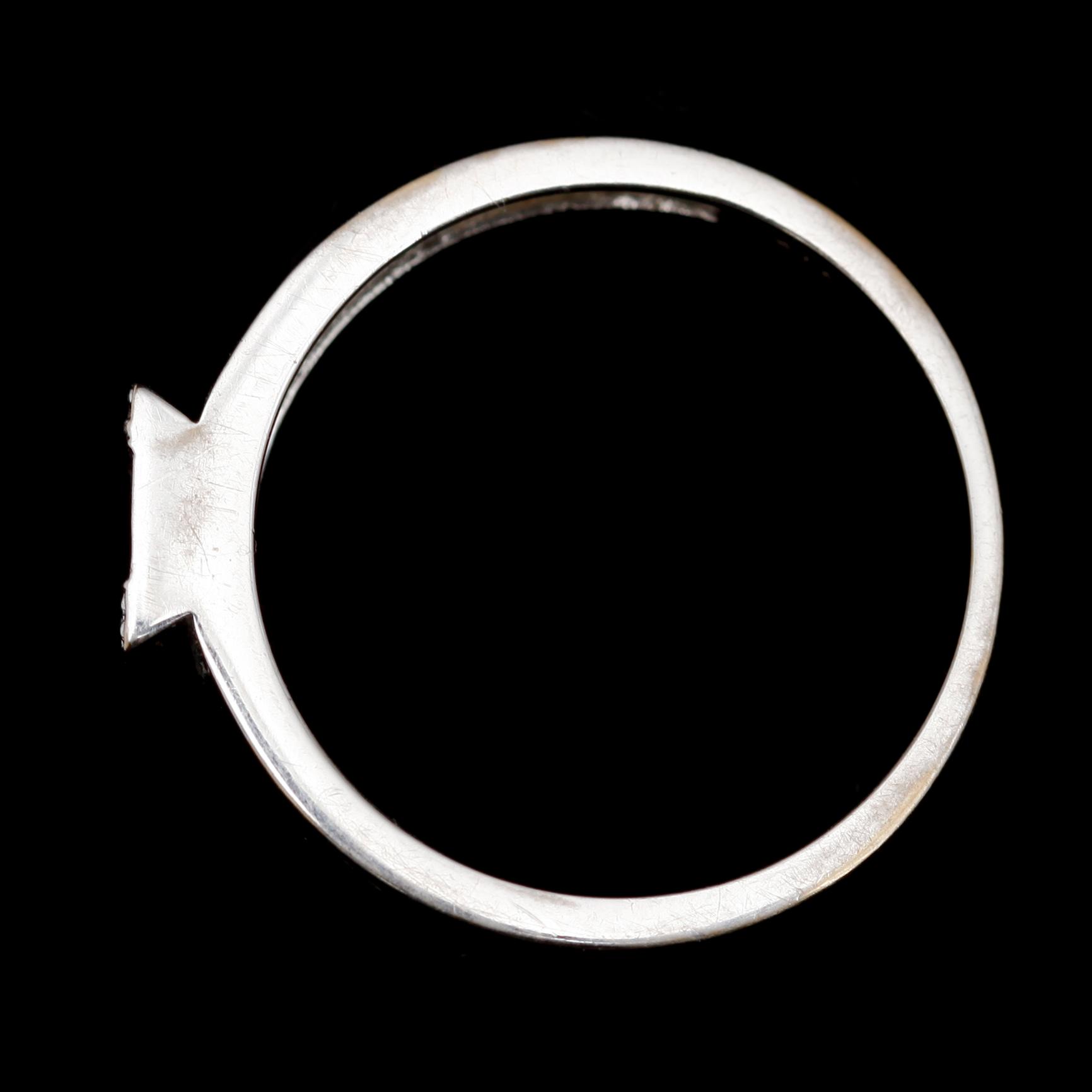RING, 18 k vitguld, med 8 briljanter. Tot vikt 3 g.