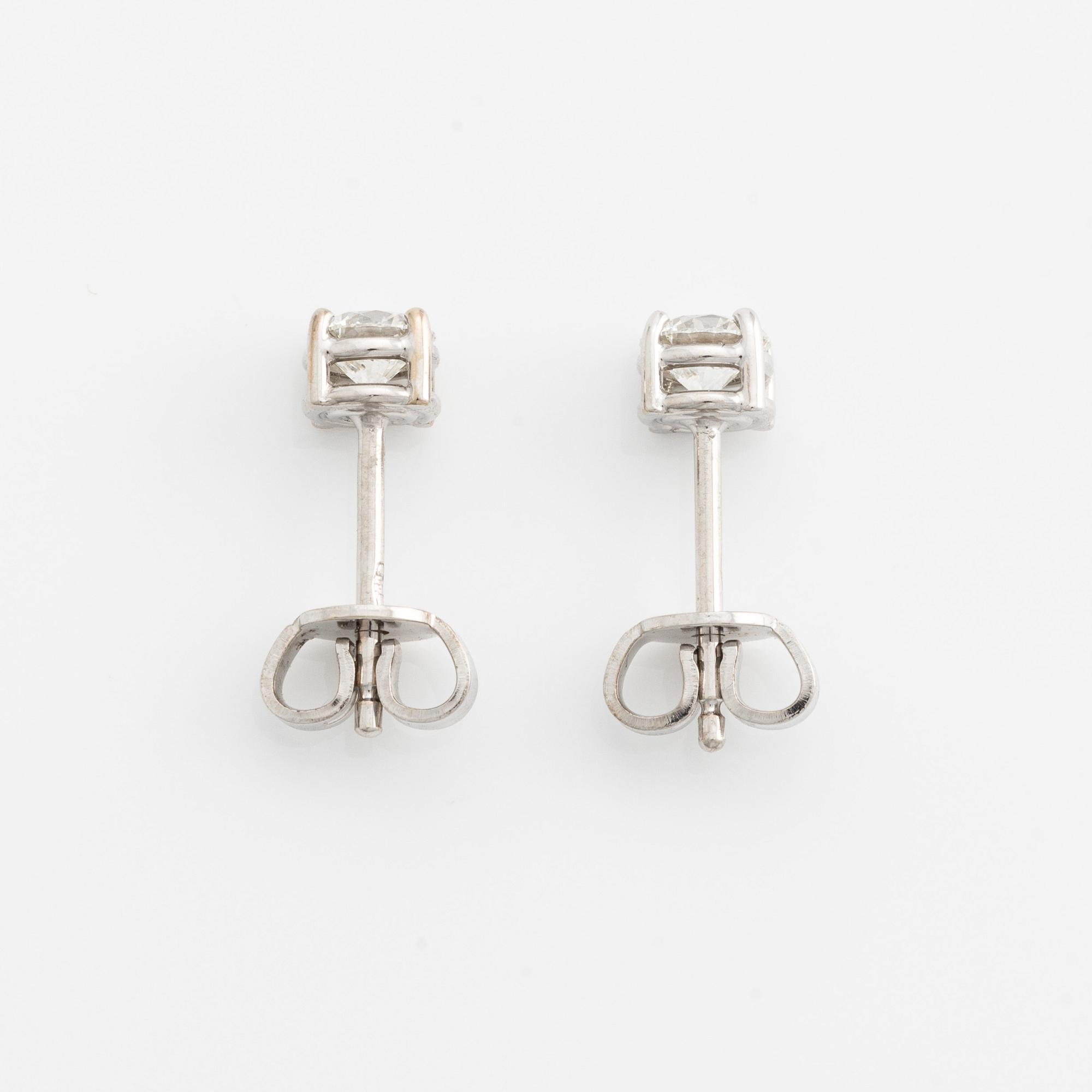 Örhängen med briljantslipade diamanter, medföljande GIA dossier.