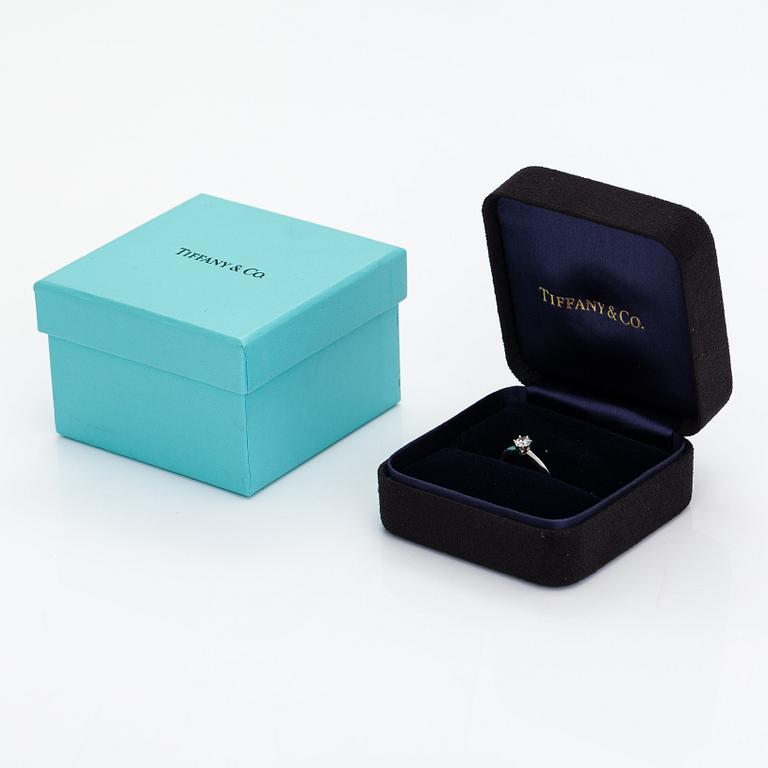 Tiffany & Co, Ring, platina och diamant ca 0.41 ct. Märkt Tiffany & Co, 19178048.
