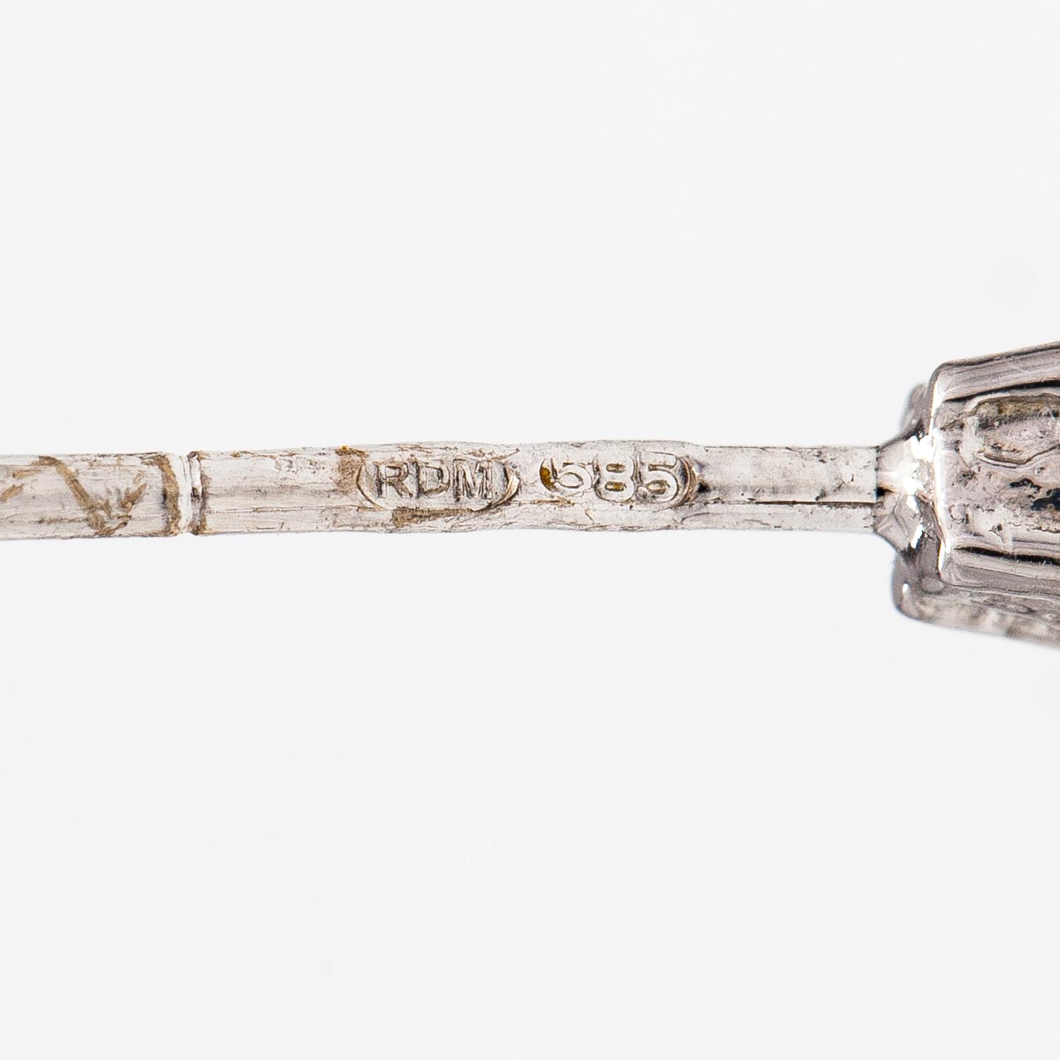 A pair of 18K white gold earrings with diamonds ca. 0.40 ct in total.