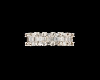 1111. RING, baguette- and brilliant cut diamonds, tot. app. 1 cts.