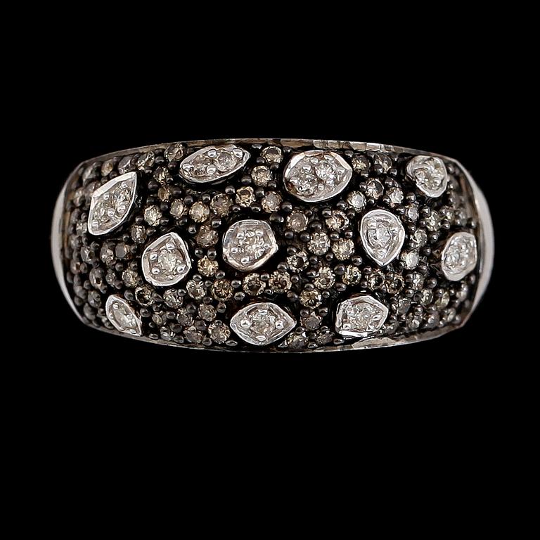 RING, 14K vitguld, briljantslipade diamanter tot ca 1.12 ct. Vikt ca 5 g.