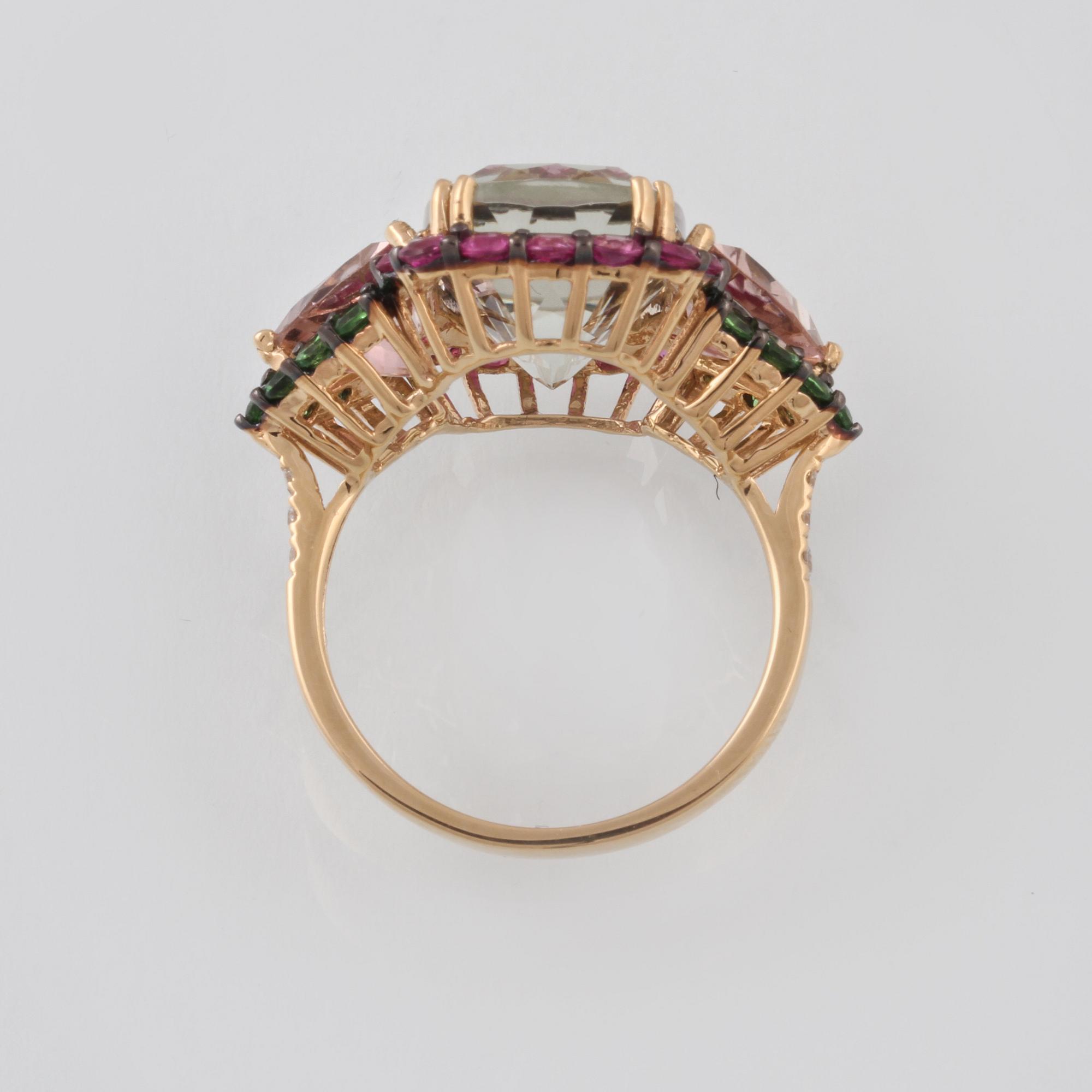 RING, 18K guld med fasettslipade safirer ca 1.29 ct, kvartz ca 7.31 ct samt tumaliner ca 2.29 ct. Vikt 6,1 gram.