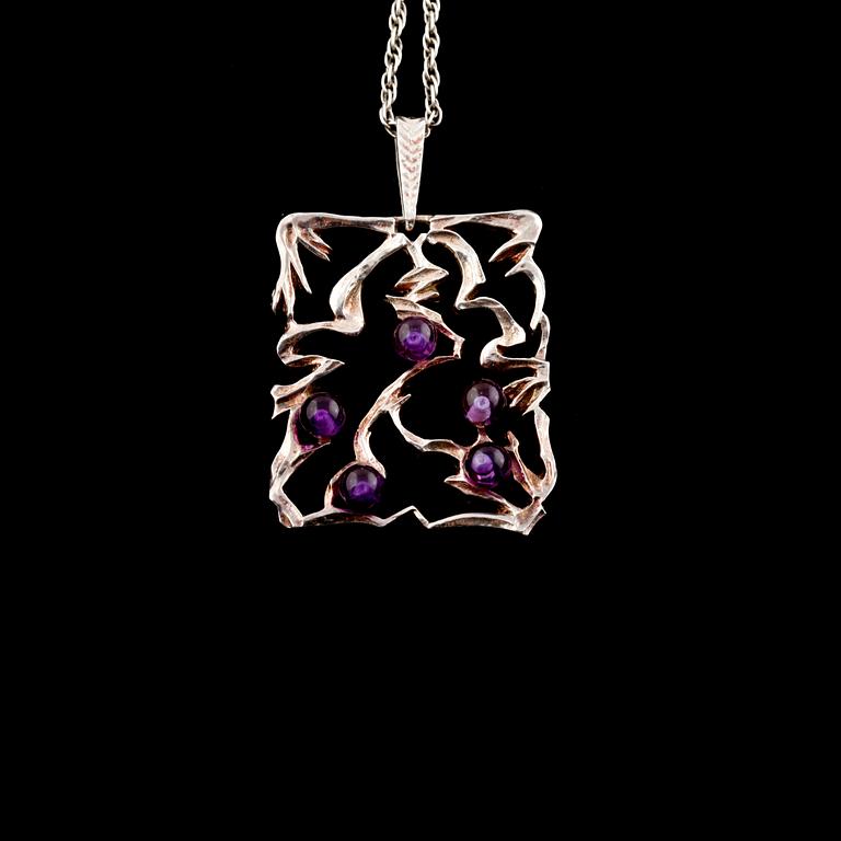 HÄNGE, silver med 5 cabochonlsipade ametister, importstämplat. Vikt 19,1 g.