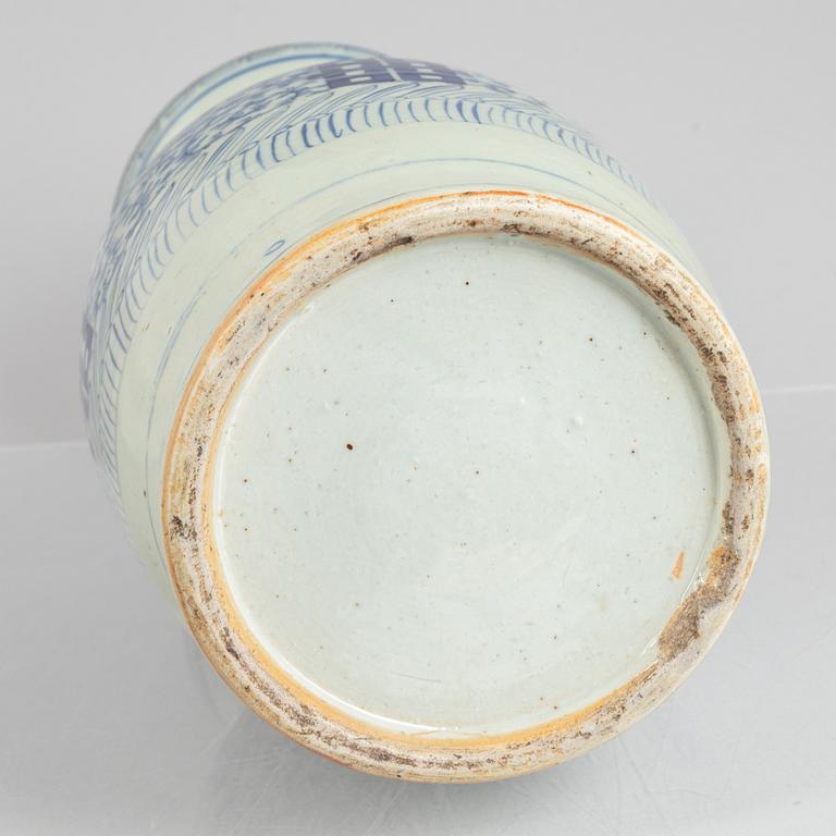 A blue and white porcelain vase, China, late Qingdynasty.