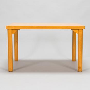 Aino Aalto, soffbord, modell 77 C för O.Y. Huonekalu- ja Rakennustyötehdas A.B. 1900-talets mitt.