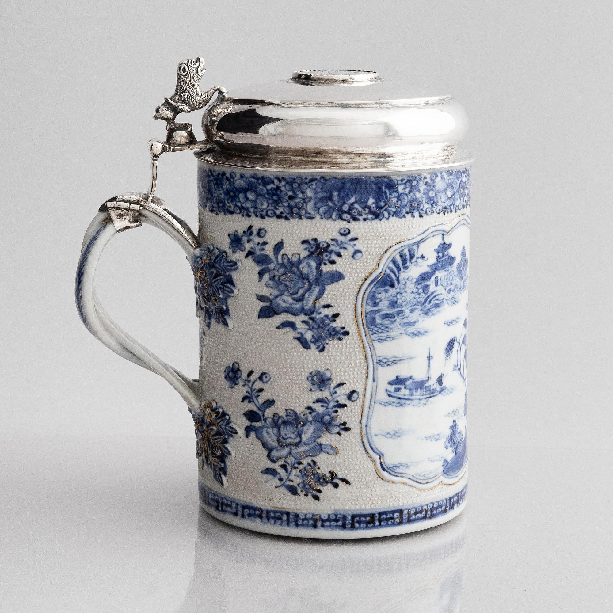 Dryckeskanna, silvermontering på kompaniporslin, otydlig mästarstämpel, Danmark 1700-tal.