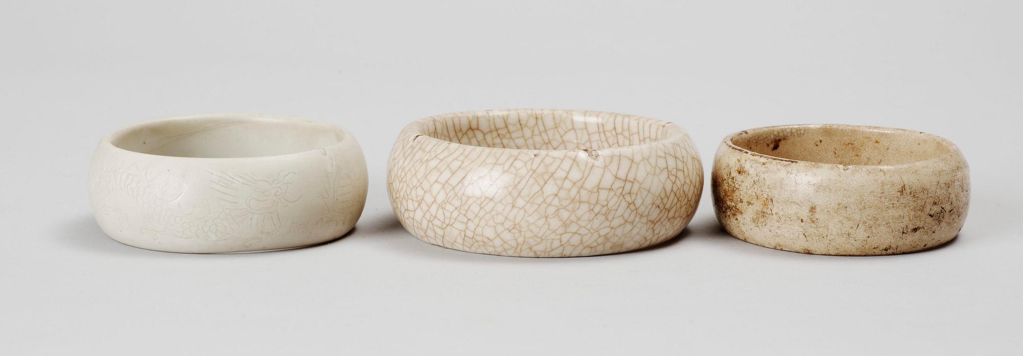 ARMBAND 3 st, porslin. Kina. 1900-tal.
