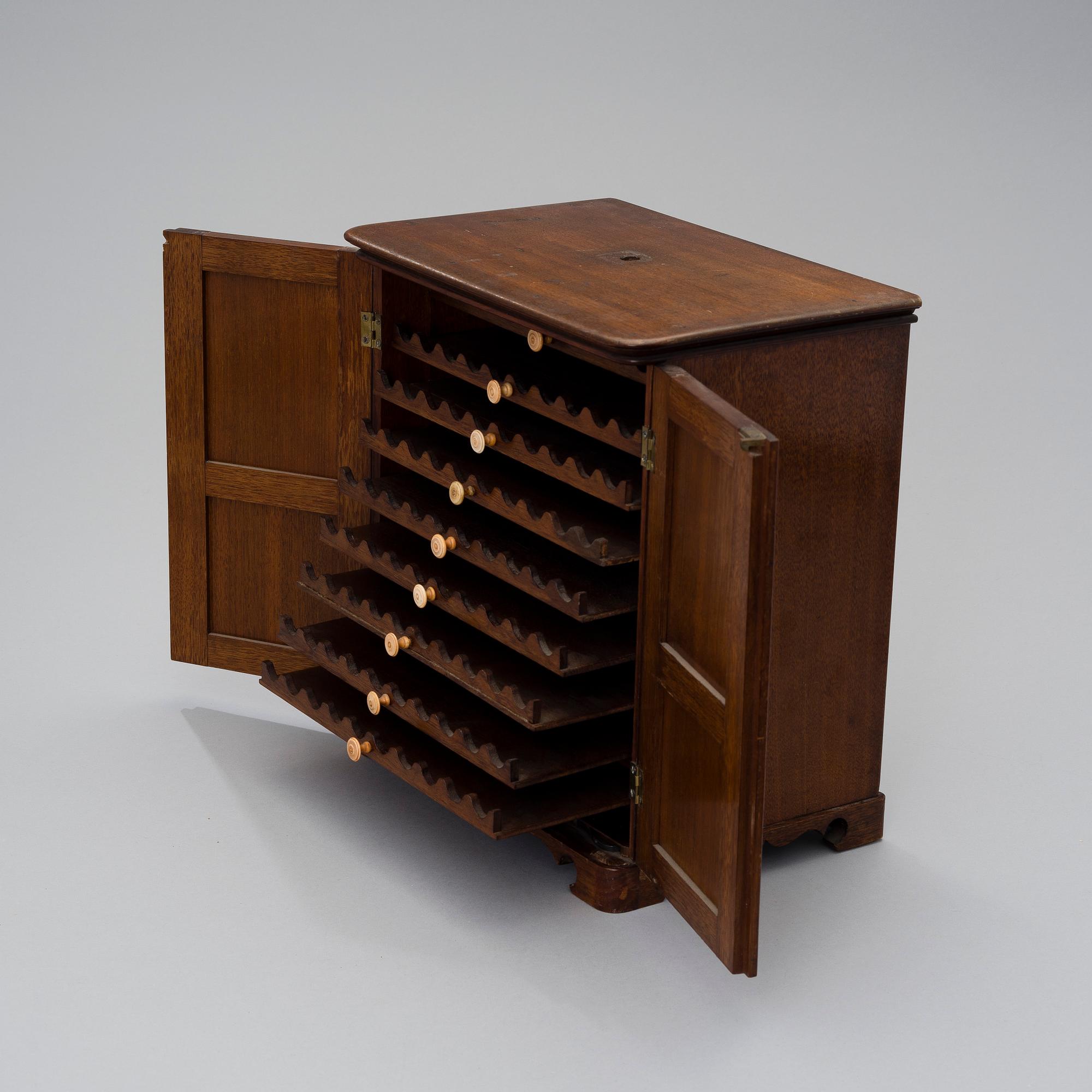 HUMIDOR/CIGARRSKÅP, mahogny, 1800-talets slut.