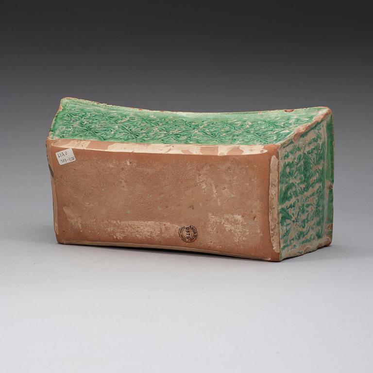 HUVUDKUDDE, keramik. Troligen Liao dynastin (907-1125).