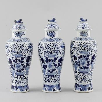 LOCKURNOR, tre st, porslin, Kina, 1800-tal.