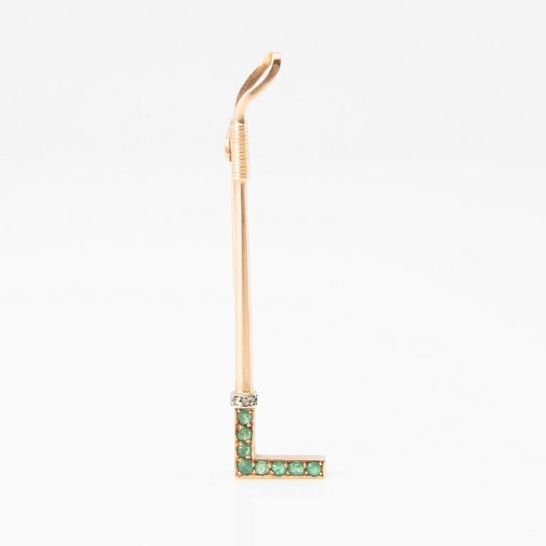 Brooch in the shape of a riding crop, 8K gold with faceted emeralds and rose-cut diamonds.