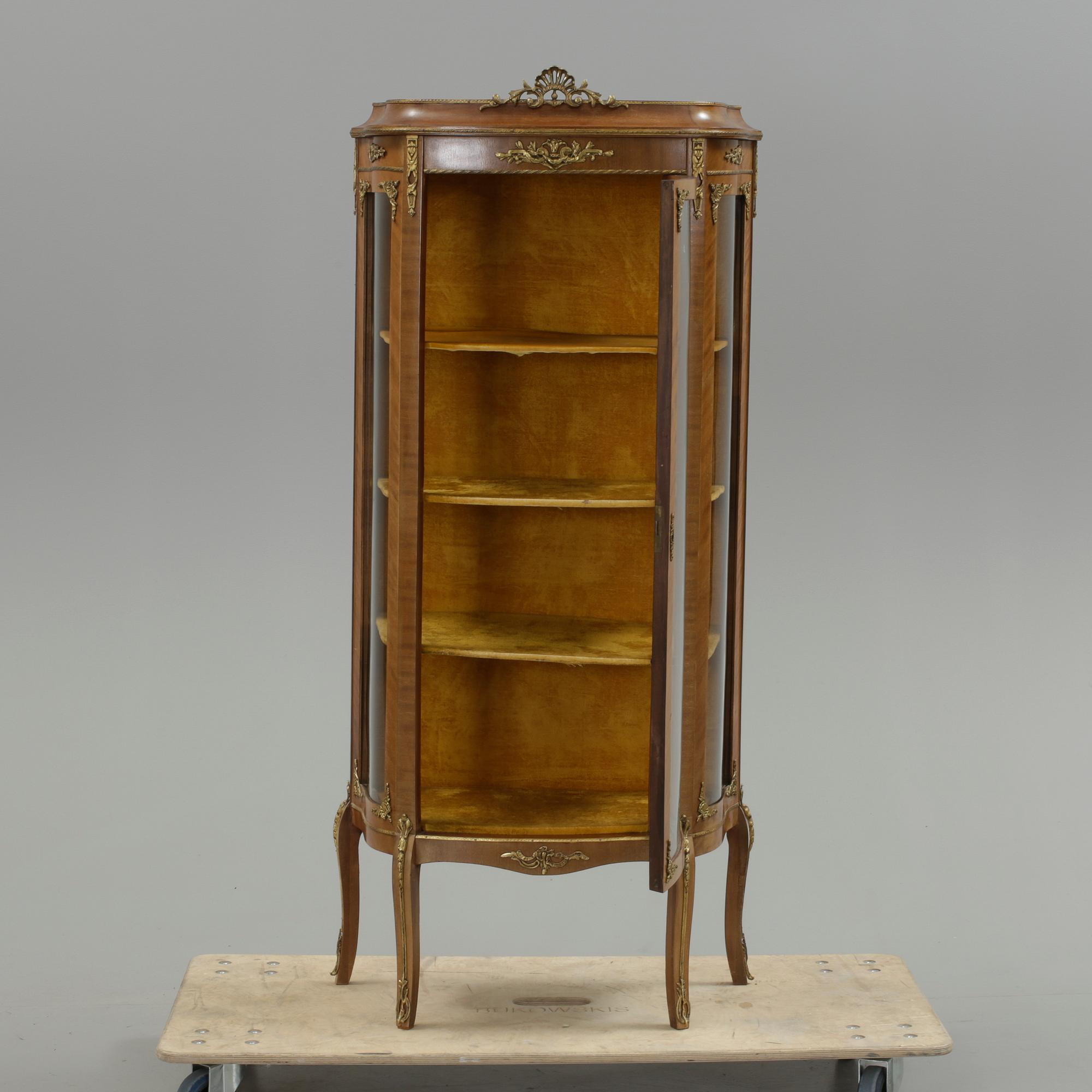 VITRINSKÅP, gustaviansk stil. 1900-tal.