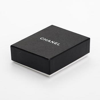 Chanel, Örhängen, guldfärgad metall och pärlimitation. Märkta Chanel 94 A Made in France.
