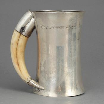 KANNA, silver. CG Hallberg, Stockholm, 1900-talets första kvartal. Otydlig årtalsstämpel. Bär gravyr 1914. Vikt 495 gram.