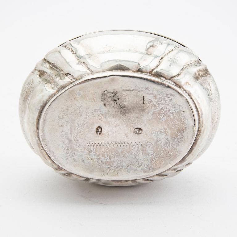 A Swedish 18th century Rococo silver sugar bowl mark of JP Berg Norrköping, weight 152 grams.