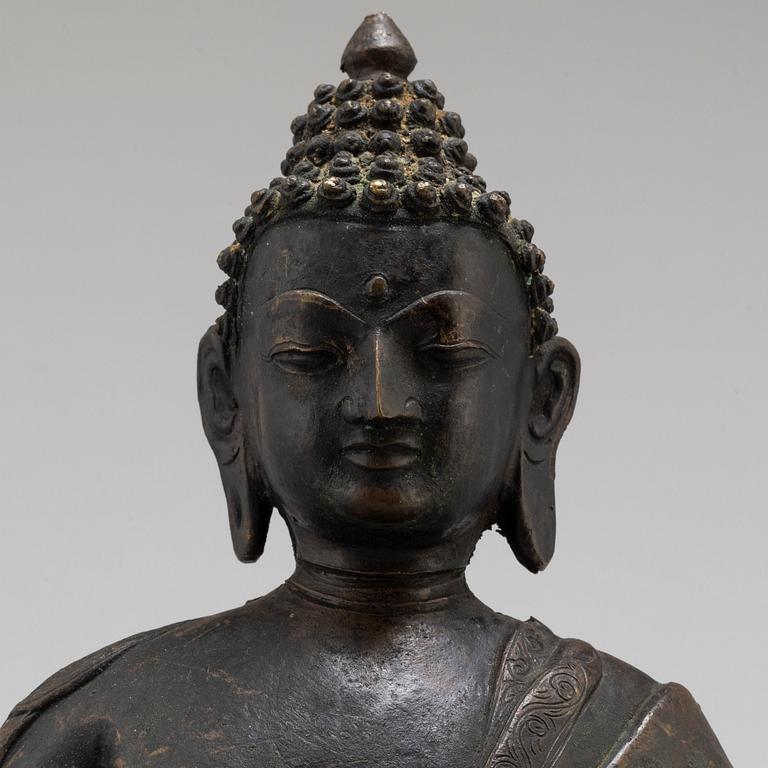 A Thai bronze buddha, 20th century.