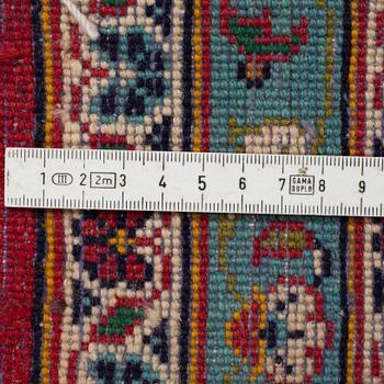 A CARPET, Kashan, ca 304 x 205 cm.