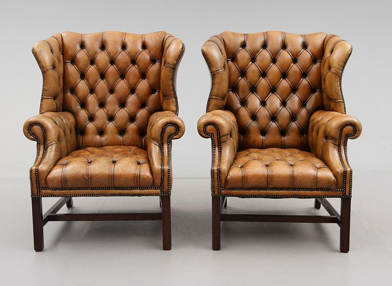 ÖRONLAPPSFÅTÖLJER, 1 par, 1900-talets andra hälft.