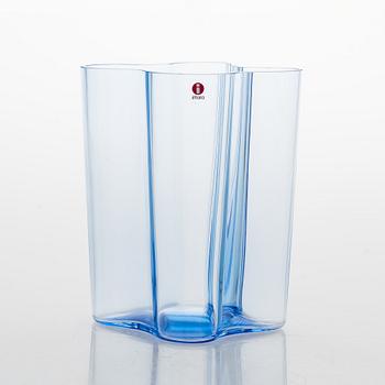 Alvar Aalto, A 125th anniversary vase, signed Iittala 1881-2006.