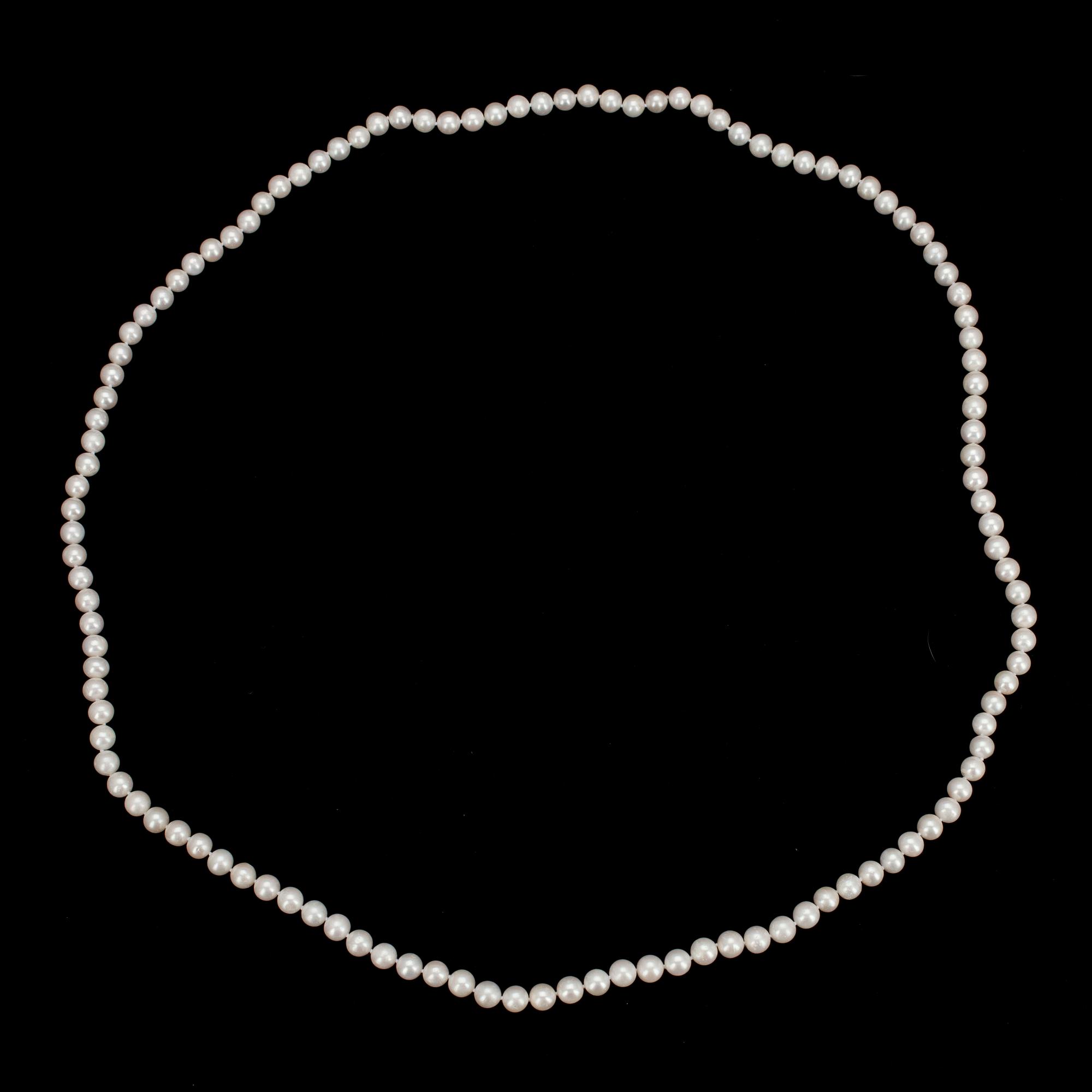 PÄRLCOLLIER, vita odlade sötvattenspärlor, diam. ca 10 mm.
