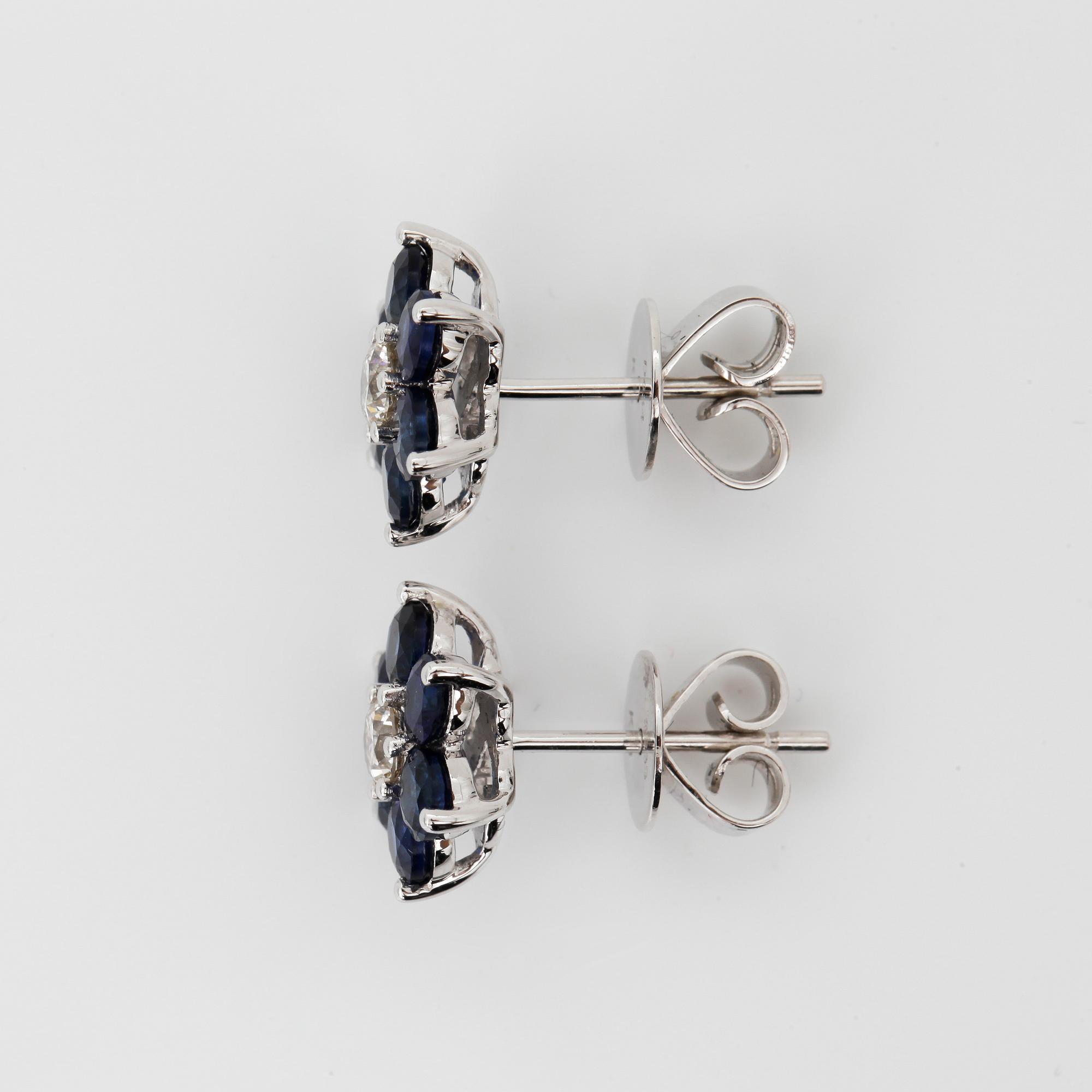 ÖRHÄNGEN, ett par, 18k vitguld med 2 briljantslipade diamanter tot ca 0,34ct samt 12 safirer tot 2,33ct.