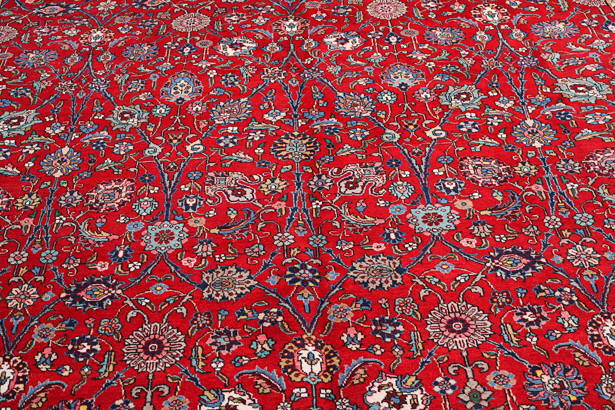 A Khoy/Täbriz rug, 376 x 275 cm.