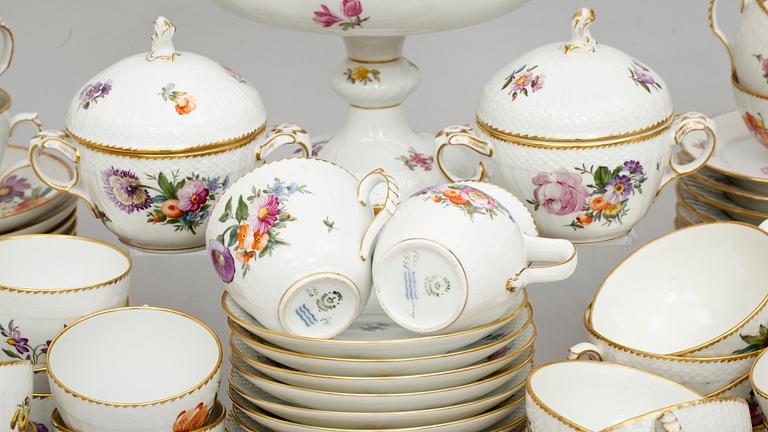 KAFFE- och TESERVIS, 43 delar, porslin, "Sachsisk blomst", Royal Copenhagen.
