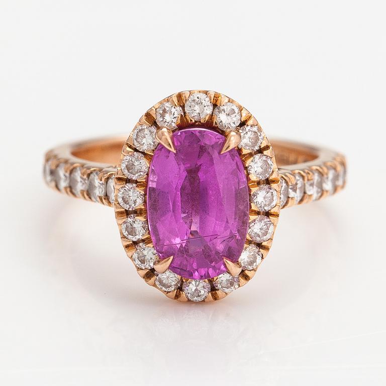 An 18K rosé gold ring with a pink sapphire ca. 2.49 ct and diamonds ca. 0.82 ct in total. Korkelia, Helsinki.
