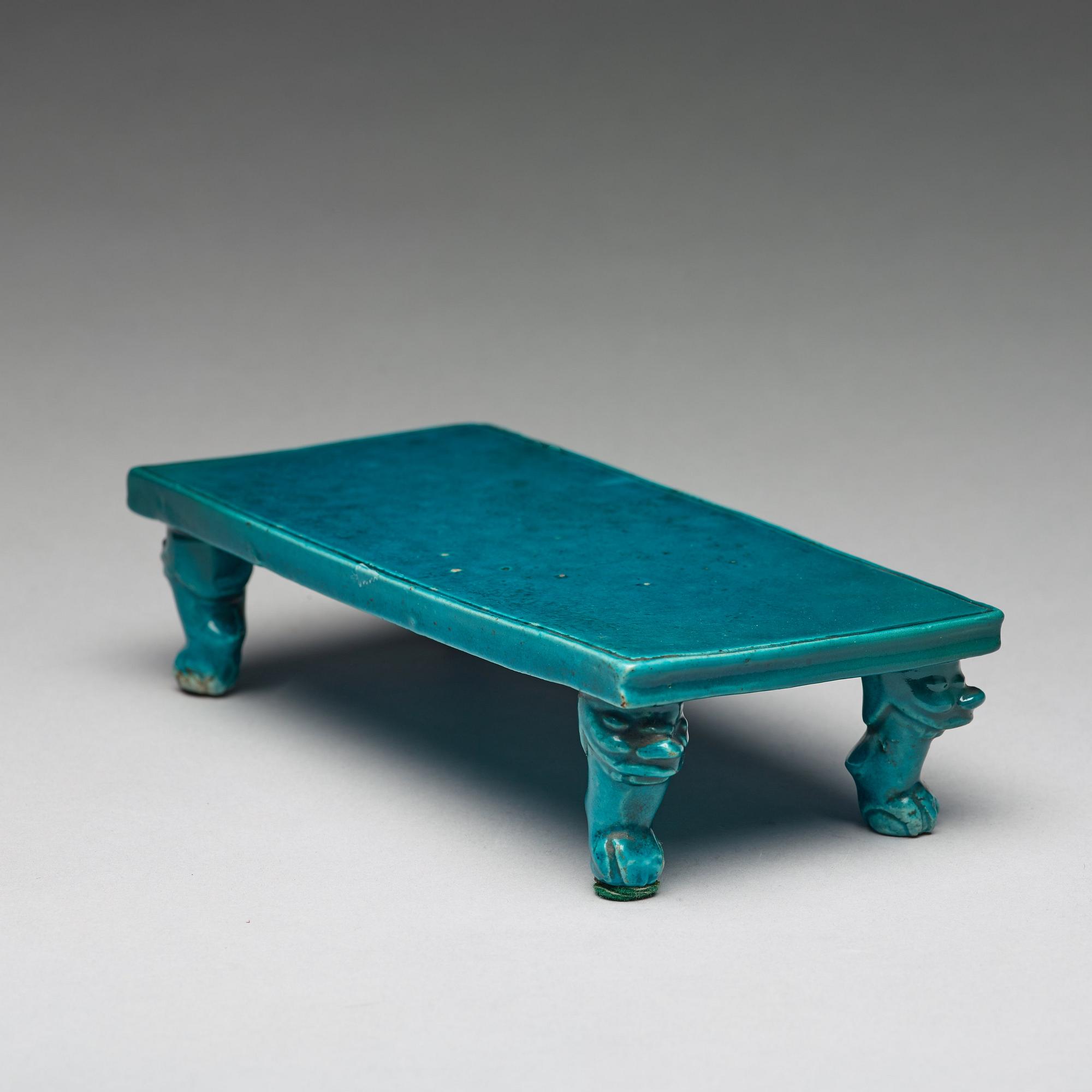 A turquoise stand in the shape of a table, Qing dynasty, Kangxi (1662-1722).