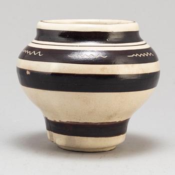 A jar, presumably Song/Yuan dynasty.