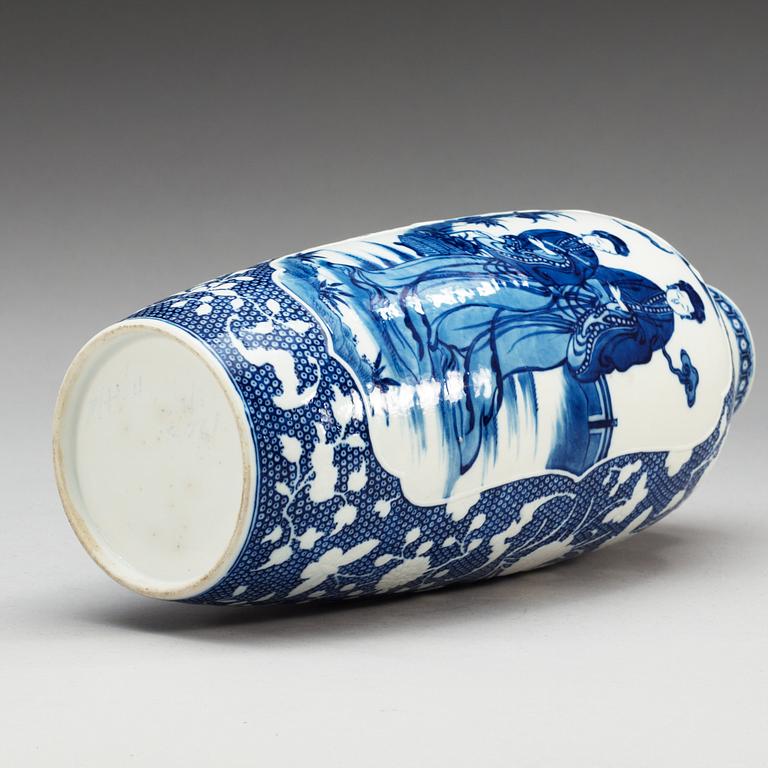 A blue and white vase, Qing dynasty.