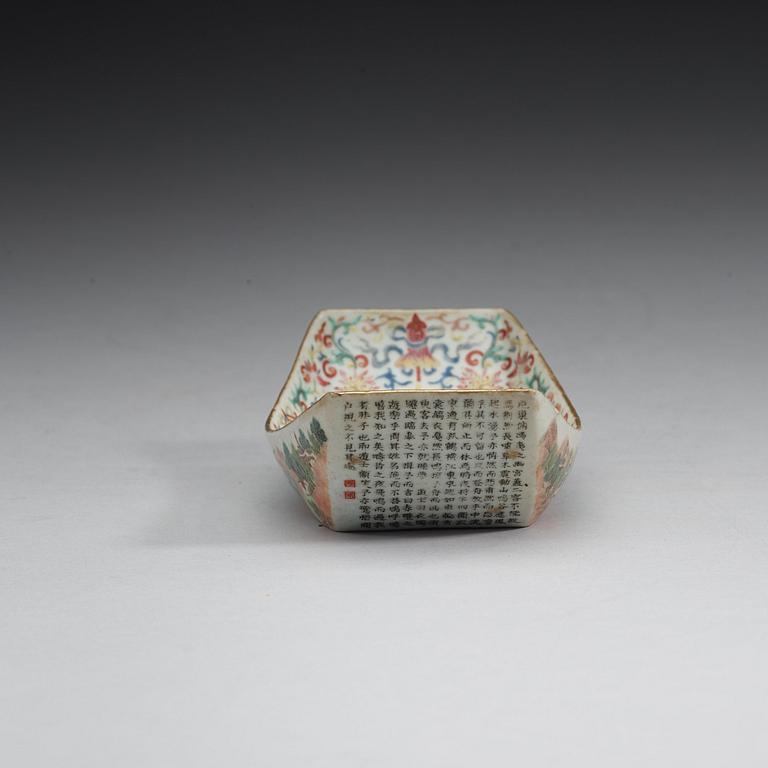 A famille rose tea boat, Qing dynasty with Jiaqings seal mark and period (1796-1820).