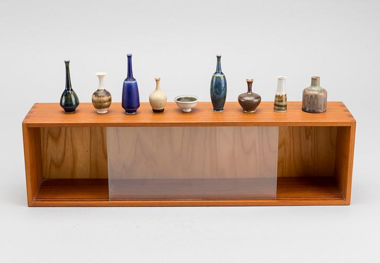 VÄGGVITRINHYLLA Söwe med 9 st MINIATYRER 1950/60-tal.