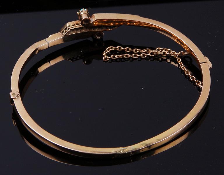 ARMRING, 18 K guld samt opaler och pärlor, 1899. Ca 10 g.