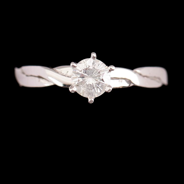 RING, 9 k vitguld, solitär briljantslipad diamant ca 0.54 ct.