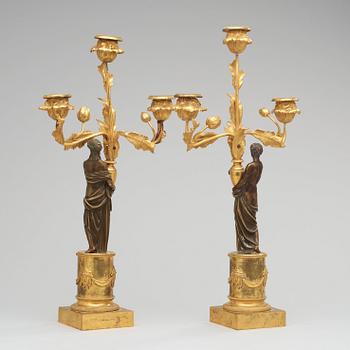 KANDELABRAR, för tre ljus, ett par. Louis XVI, omkring år 1800.