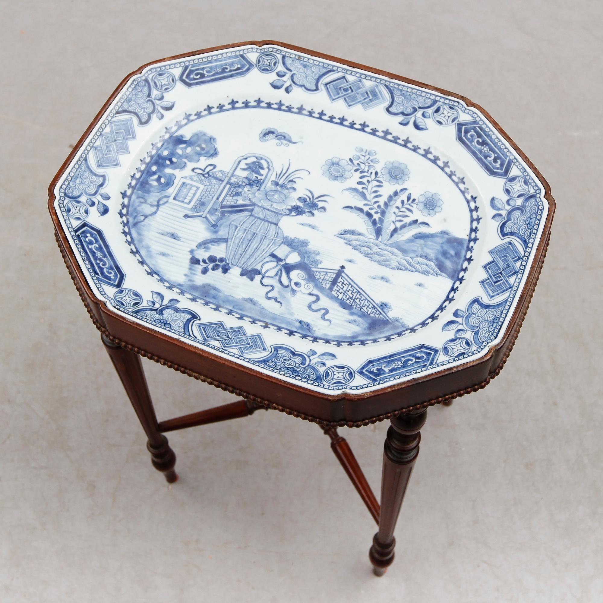 STEKFAT, porslin, Kina, Qianlong 1736-1795 med STÄLL.