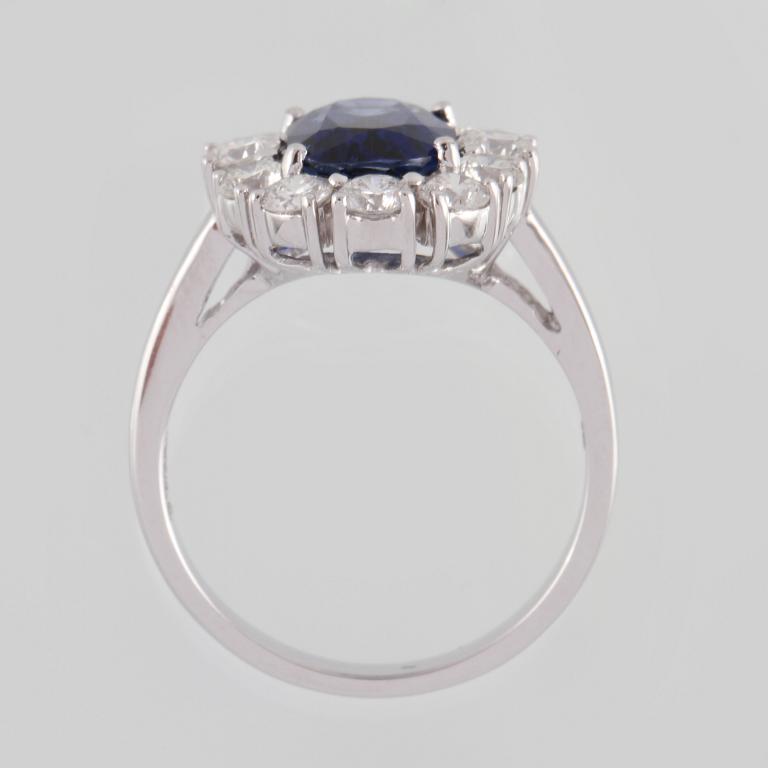 RING, 18K vitguld med ovalslipad blå safir, 3.33 ct samt briljantslipade diamanter 1.31 ct. Vikt 5,9 gram.