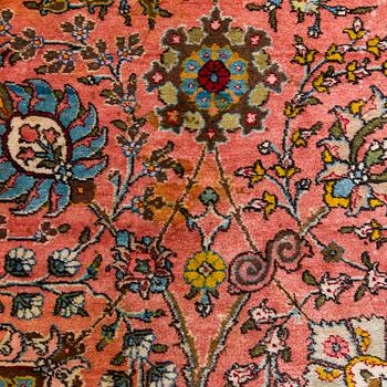 A Tbriz carpet of Safavid 'vase' design, approx. 397x295 cm.