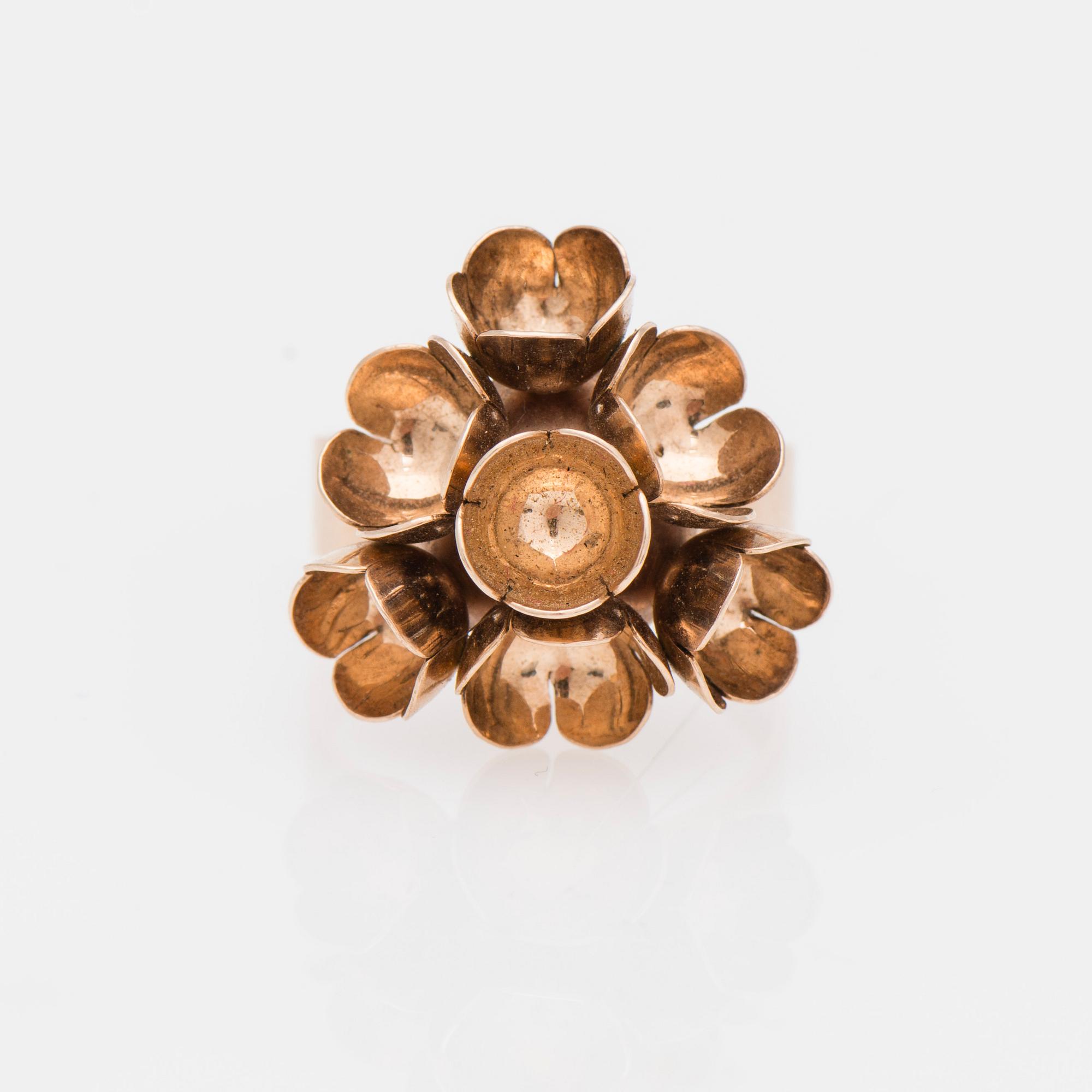 ÖRHÄNGEN OCH RING, guld 14k, design Liisa Vitali, Helsingfors 1970 och 1971, N.Westerback. Total vikt 12 g.