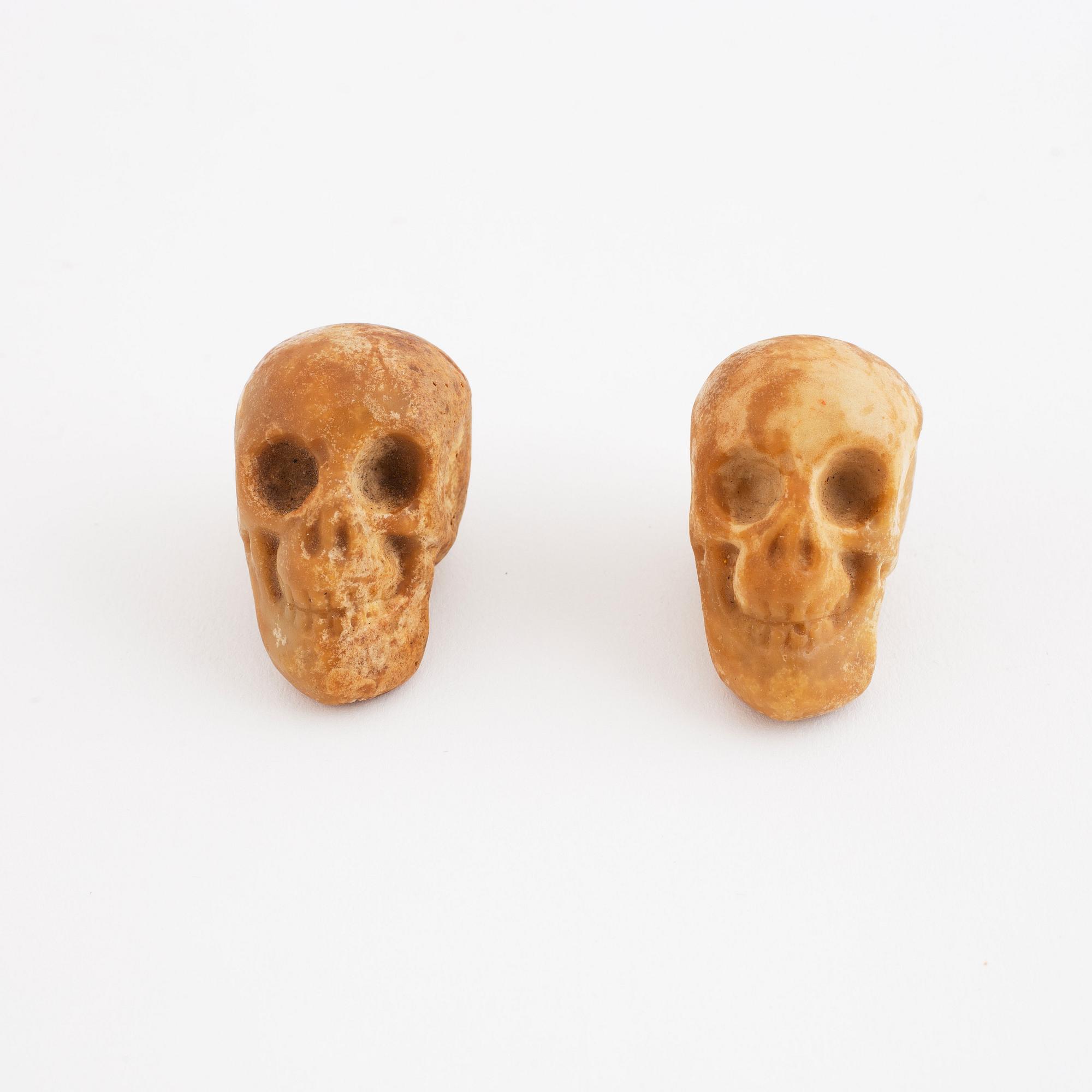 Vedkorg och skrin, allmoge, solparasoll, samt två vanitas-skulpturer.
