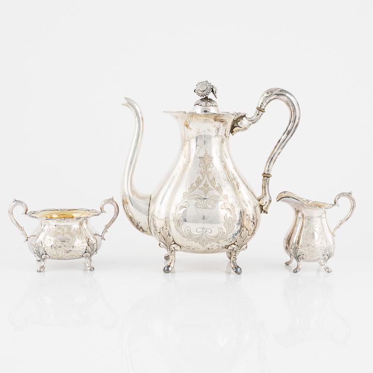 Kaffekanna, silver, GAB, Stockholm, 1921, samt sockerskål och gräddkanna, silver, Kultakeskus, Tavastehus, 1974.