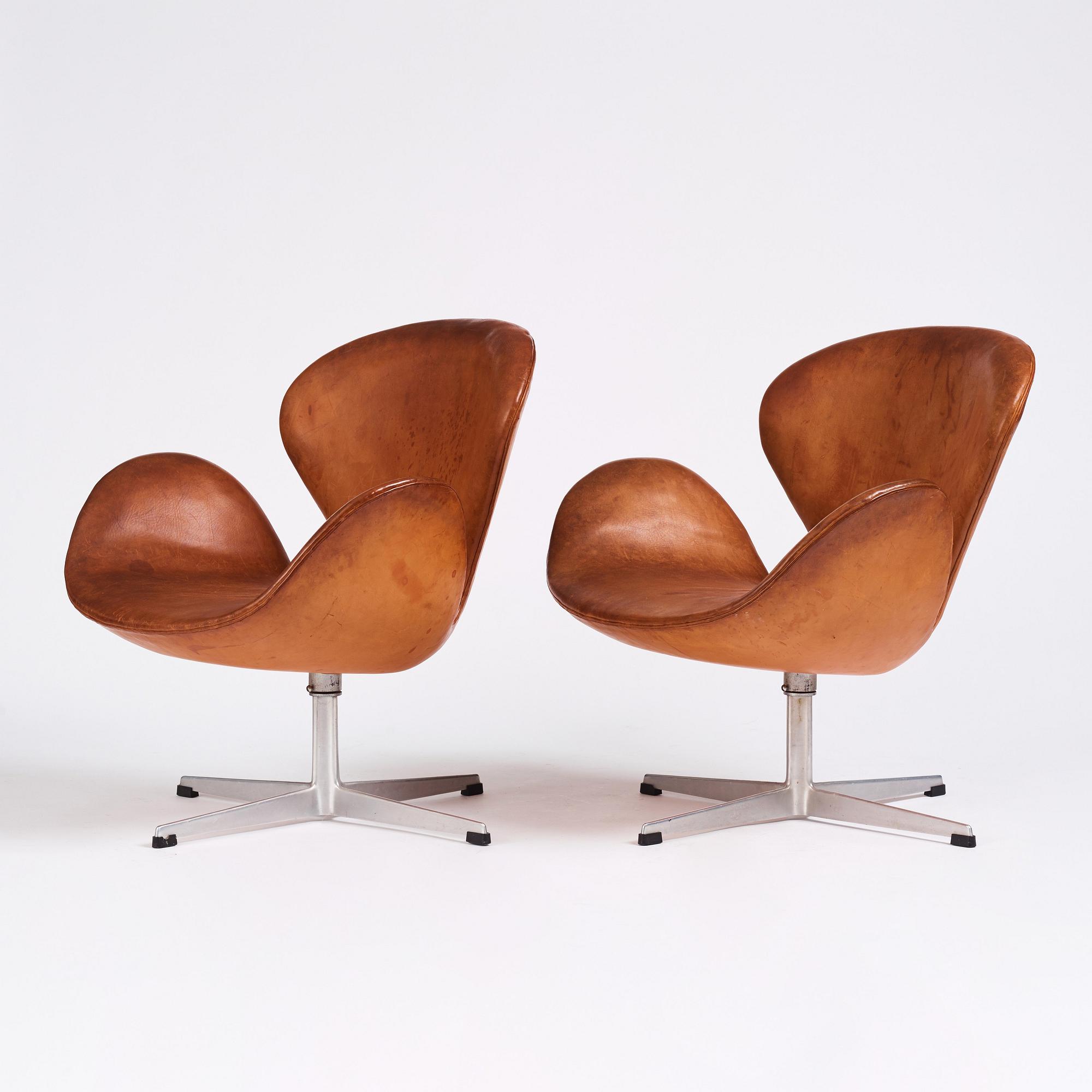 Arne Jacobsen, a pair of 'Swan' easy chairs, Fritz Hansen, Denmark 1960s.