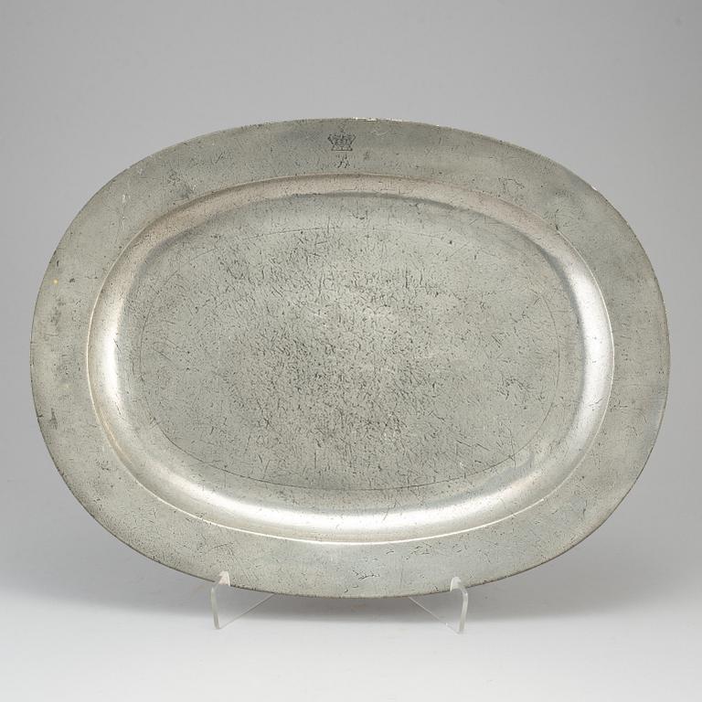 An English pewter serving dish, London, 18th century.