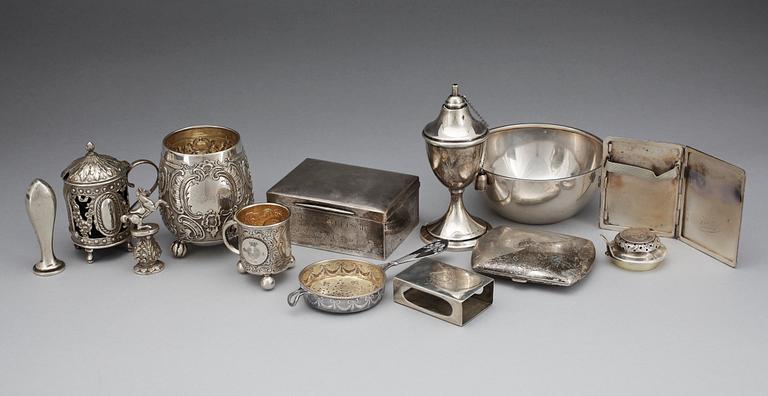 PARTI SILVER, 12 delar. Främst svenskt, bl.a. C G Hallberg. Främst 1900-tal. Totalt ca 1275g.