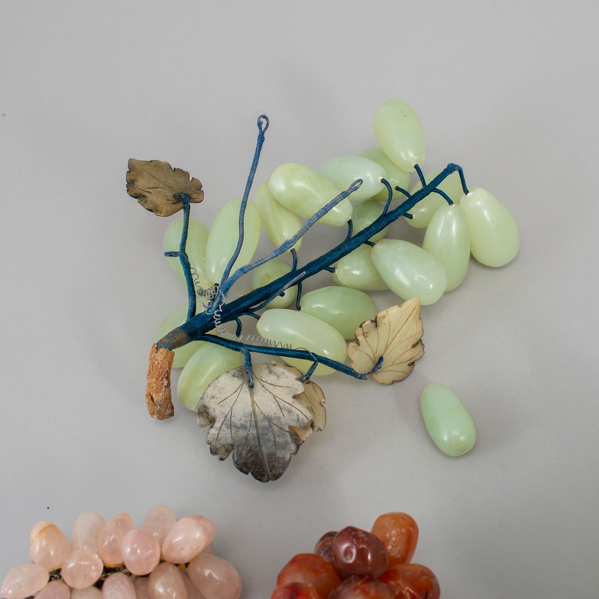 DRUVSKULPTURER, nefrit, rosenkvarts, bergkristall samt rödaktig sten. Kina, 1900-tal.