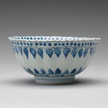 A blue and white bowl, 17th Century.