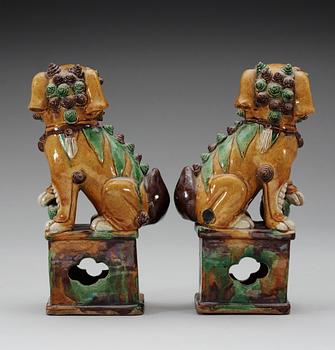 A pair of Buddhist lions, Qing dynasty, Kangxi (1662-1722).