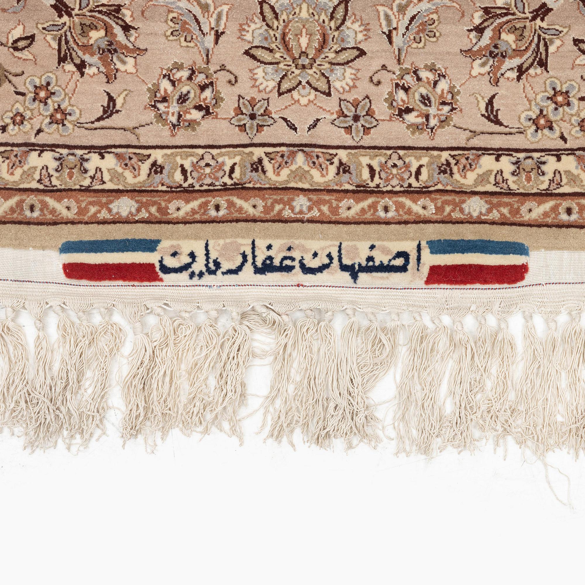 Matta, Old Isfahan, part silk, signerad Ghaffarian, ca 234 x 150 cm.